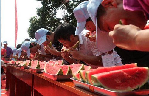 吃瓜大赛英语,Summertime Spectacle: The Thrilling World of the Watermelon Eating Championship!