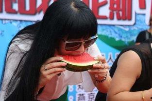 偷瓜女吃西瓜,引发网友热议