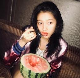 发妞吃瓜视频,揭秘网红发妞吃瓜视频背后的热点事件