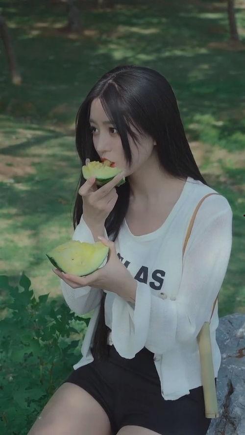 美女图片吃瓜,美女图片中的吃瓜瞬间，揭秘明星幕后趣闻