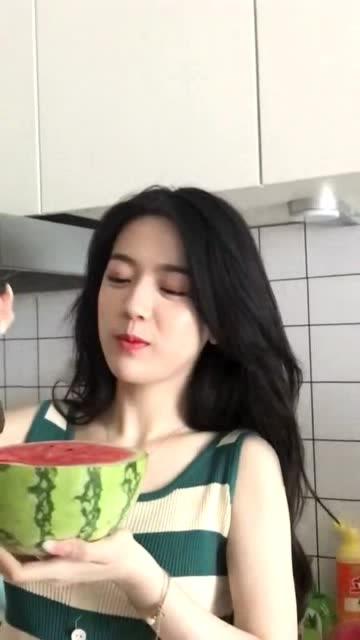 美女图片吃瓜,美女图片中的吃瓜瞬间，揭秘明星幕后趣闻