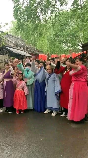 群众吃瓜表演视频